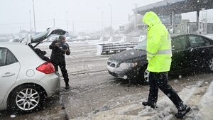 Χρειάζεται να ζεστάνεις τον κινητήρα πριν ξεκινήσεις στο κρύο; Ποια είναι η αλήθεια;