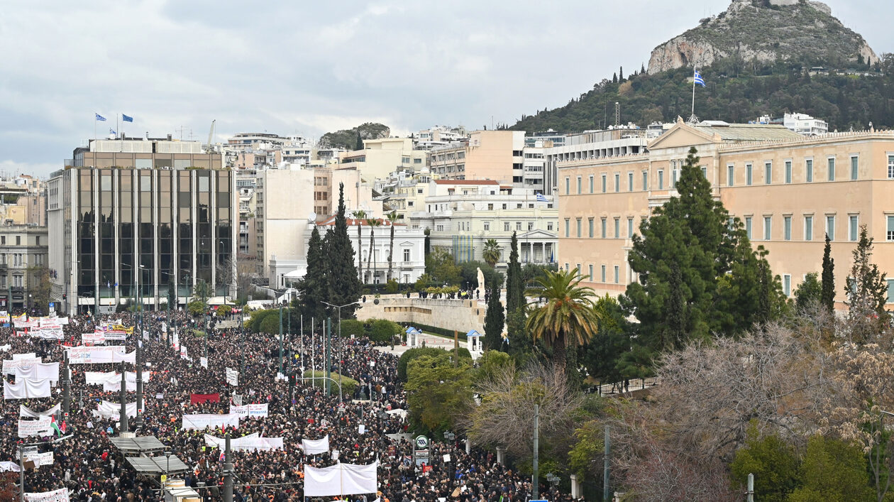 Τέμπη: Οι 57 ψυχές του τρένου σε μια φωτογραφία