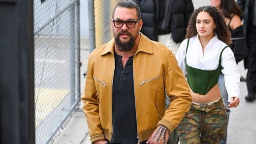 Ο Jason Momoa μετατρέπει σε iconic ένα απλό καθημερινό look