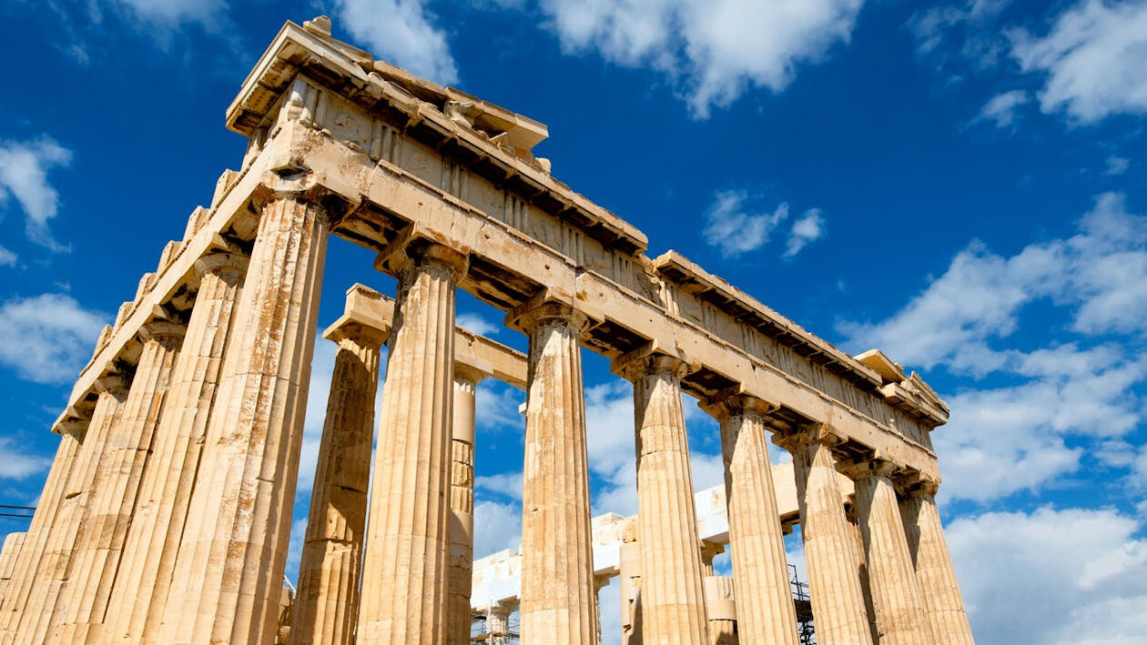 Τουρίστας πιάνει τα μάρμαρα του Παρθενώνα για challenge στο TikTok