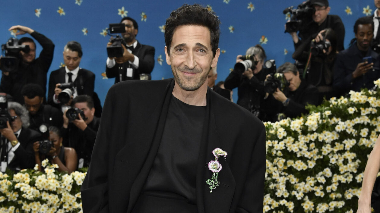 O Adrien Brody έδειξε τη δύναμη του απλού στο Met Gala 2025