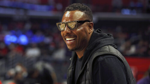 Ο Paul Pierce έχασε στοίχημα και περπάτησε 20 μίλια με τη ρόμπα του
