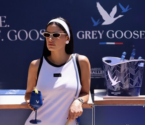 Η Χριστίνα Μπόμπα στα γήπεδα τένις του Navarino Challenge απολαμβάνοντας Grey Goose