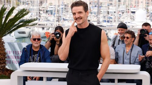 Ο Pedro Pascal φλεξάρει τα μπράτσα του με στυλ