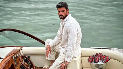 Το επιβλητικά κομψό και sexy στυλ του Michele Morrone