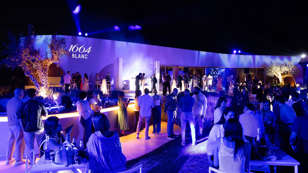 “This will blue your mind”: Η 1664 Blanc γιόρτασε την άφιξή της στην ελληνική αγορά με μία υπόσχεση