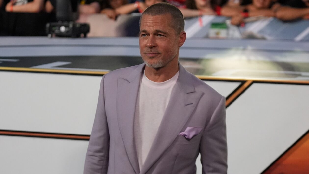 Ο Brad Pitt ξύρισε το κεφάλι του και ξαφνικά θυμηθήκαμε γιατί το Ocean’s 12 έμοιαζε τόσο cool