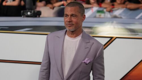 Ο Brad Pitt ξύρισε το κεφάλι του και ξαφνικά θυμηθήκαμε γιατί το Ocean’s 12 έμοιαζε τόσο cool