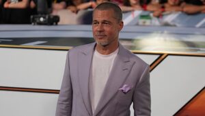 Ο Brad Pitt ξύρισε το κεφάλι του και ξαφνικά θυμηθήκαμε γιατί το Ocean’s 12 έμοιαζε τόσο cool