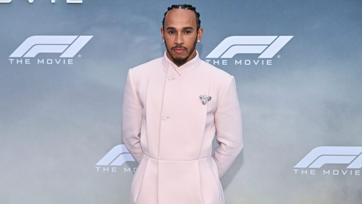 Ο Lewis Hamilton εμφανίστηκε ως σέξι chef στην πρεμιέρα του F1