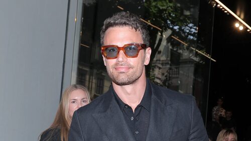 Ο Theo James φόρεσε τα πιο hot γυαλιά του φετινού καλοκαιριού