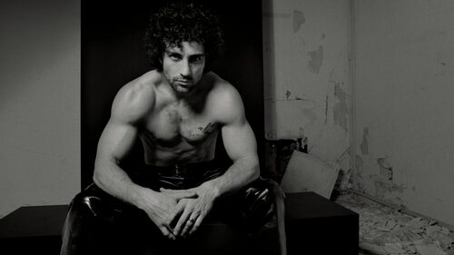 Ο Aaron Taylor-Johnson φλεξάρει στη νέα καμπάνια του Saint Laurent