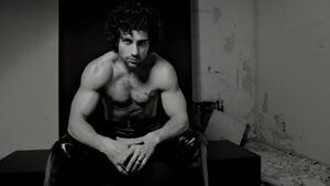 Ο Aaron Taylor-Johnson φλεξάρει στη νέα καμπάνια του Saint Laurent