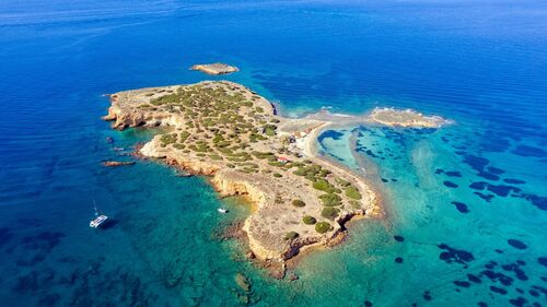 Το μικρό νησί απέναντι από τη Βούλα που ανήκει σε συνταξιούχο οδηγό λεωφορείου