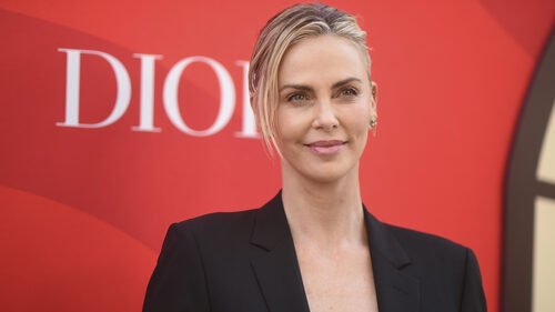 Η Charlize Theron είπε ότι έκανε one night stand και δεν γινόταν να μην γίνει viral
