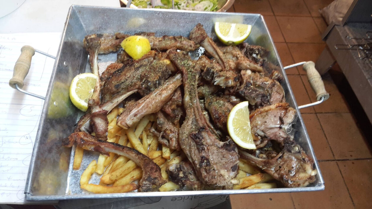 Υπάρχει κανείς που δεν έχει φάει παϊδάκια στο «Πεύκο»;