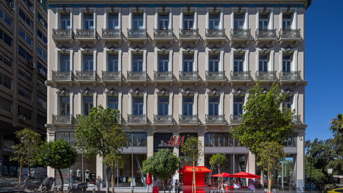 H&M: ΤΟ ΑΝΑΝΕΩΜΕΝΟ ΚΑΤΑΣΤΗΜΑ ΣΤΟΝ ΠΕΙΡΑΙΑ ΑΝΟΙΞΕ ΕΠΙΣΗΜΑ ΤΙΣ ΠΟΡΤΕΣ ΤΟΥ