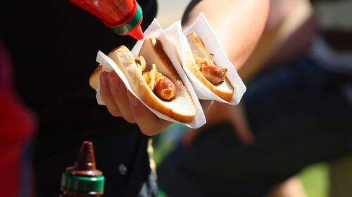 Η ιστορία του Hot Dog: Από τα γερμανικά λουκάνικα στους αμερικανικούς δρόμους