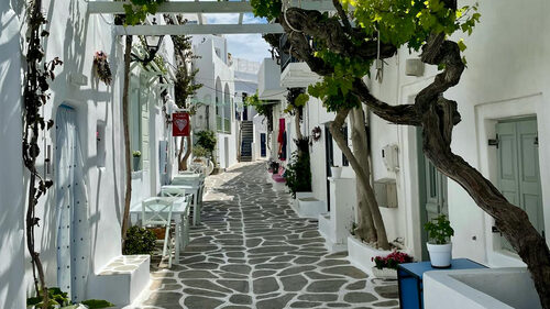 «Το πιο όμορφο νησί στον κόσμο βρίσκεται στις Κυκλάδες» λένε οι ξένοι