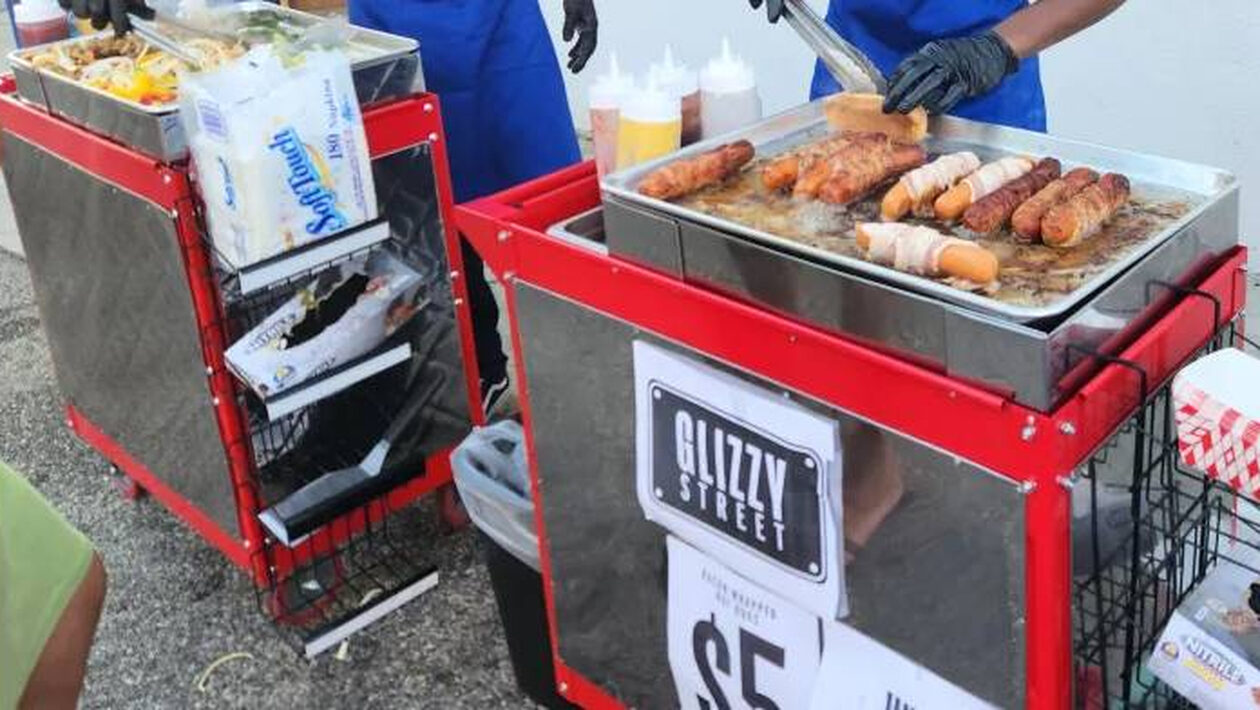 Δυο 15χρονοι φτιάχνουν κορυφαία hot dog σε ένα βενζινάδικο