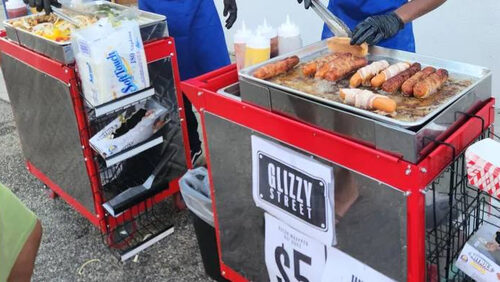 Δυο 15χρονοι φτιάχνουν κορυφαία hot dog σε ένα βενζινάδικο