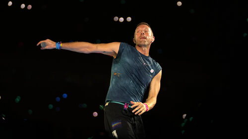Chris Martin: Όταν ο χαβαλές με την kiss cam γίνεται πραγματικά ενοχλητικός