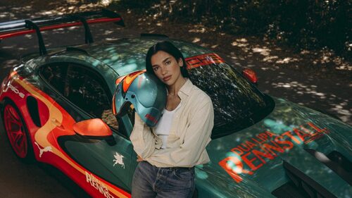 Η Dua Lipa σχεδίασε τη δική της Porsche και προφανώς έγινε viral