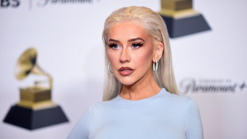 Η Christina Aguilera ποζάρει με see-through εσώρουχα και -προφανώς- θέλει να γίνει viral