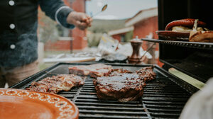 Πώς θα μαρινάρεις ιδανικά τις μπριζόλες σου