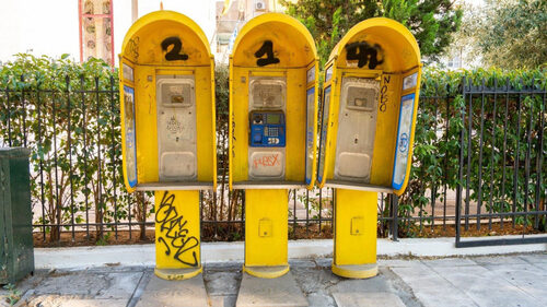 10+1 πράγματα που πρέπει να ξηλώσουμε επειγόντως, τώρα που έφυγαν και οι τηλεφωνικοί θάλαμοι