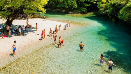 Ρωτήσαμε το ChatGPT γιατί τα καλοκαίρια ασχολούμαστε τόσο πολύ με τους φασαίους;