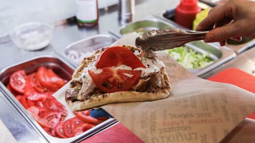 Το πιτόγυρο στο Ηράκλειο ξεπέρασε τα 6 ευρώ και αγγίζει τα 7 ευρώ