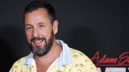 Ο Adam Sandler δεν χρειάζεται κοστούμι για να ξεχωρίσει στο Φεστιβάλ Βενετίας