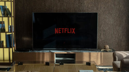 8 σειρές του Netflix για να κολλήσεις τον Σεπτέμβριο