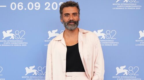 Αν αναρωτιέσαι πως θα ντυθείς το φθινόπωρο, ο Oscar Isaac έχει τη λύση