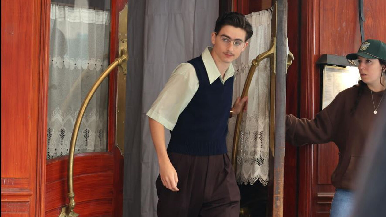 Ο Timothée Chalamet θέλει να κάνει το μονόφρυδο μόδα