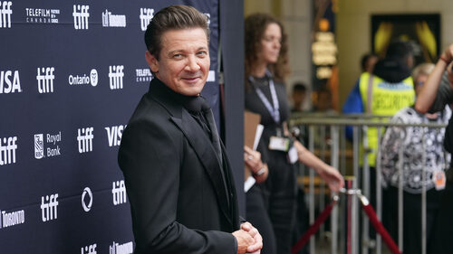 Jeremy Renner: Ο άντρας που γύρισε από τους νεκρούς και ξανάχτισε τον εαυτό του