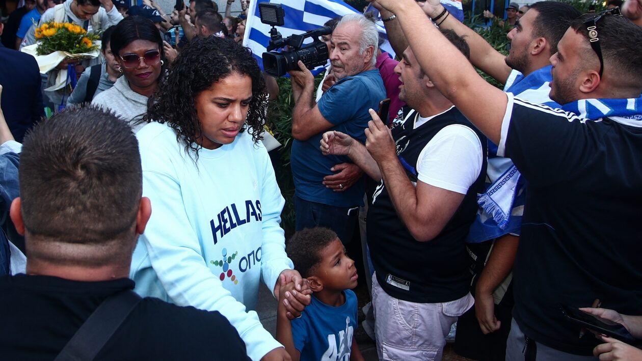 Τούρκος οπαδός απειλεί την γυναίκα του Γιάννη πως θα σκοτώσει όλη την οικογένεια