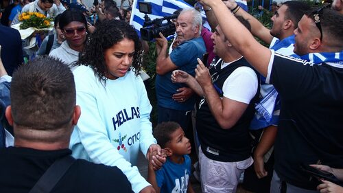Τούρκος οπαδός απειλεί την γυναίκα του Γιάννη πως θα σκοτώσει όλη την οικογένεια