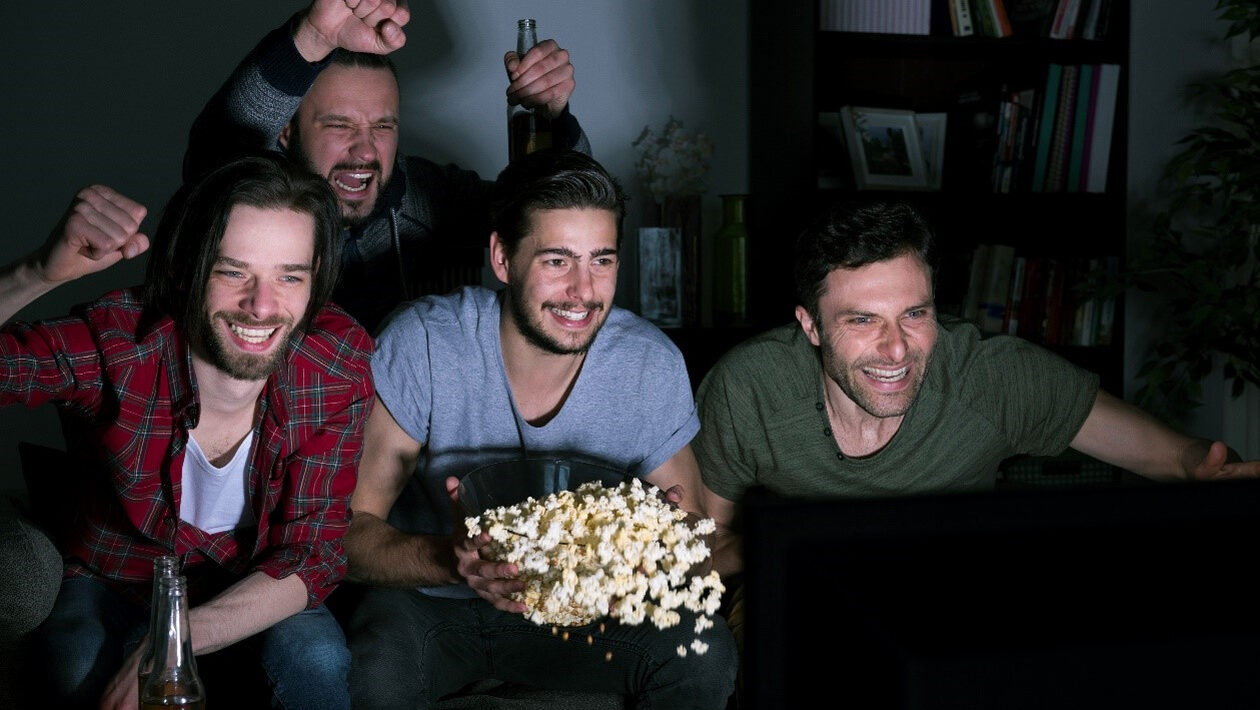 Οι βραδιές με την παρέα έχουν κάτι από gaming, binge-watching και την «υπογραφή» της TESLA