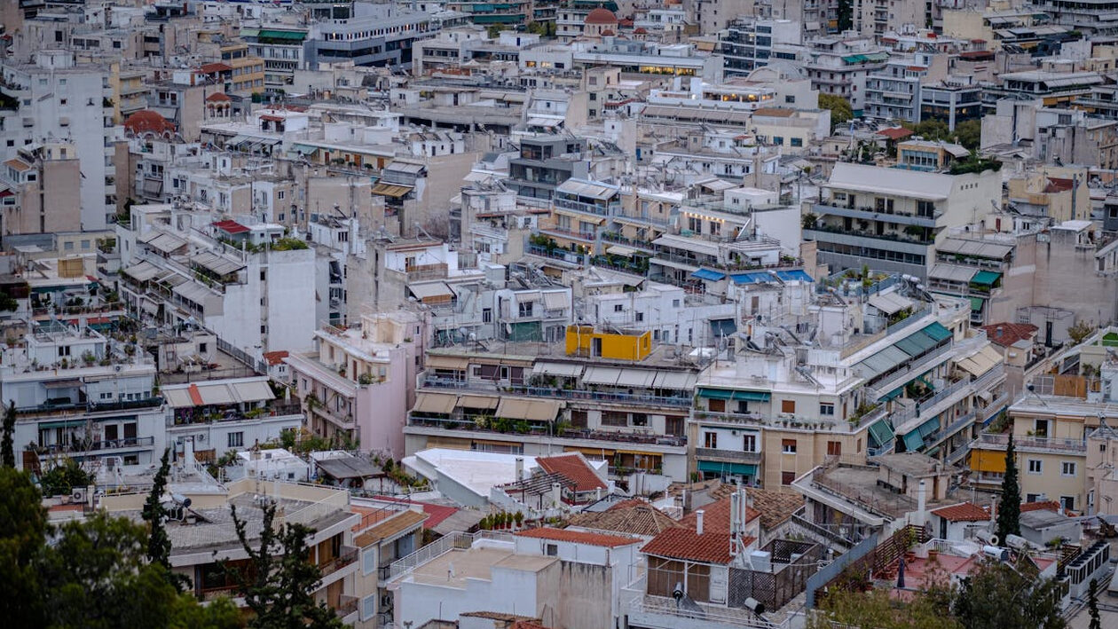 Ο εργένης στην Αθήνα του 2025: Μπορεί να τα βγάλει πέρα;