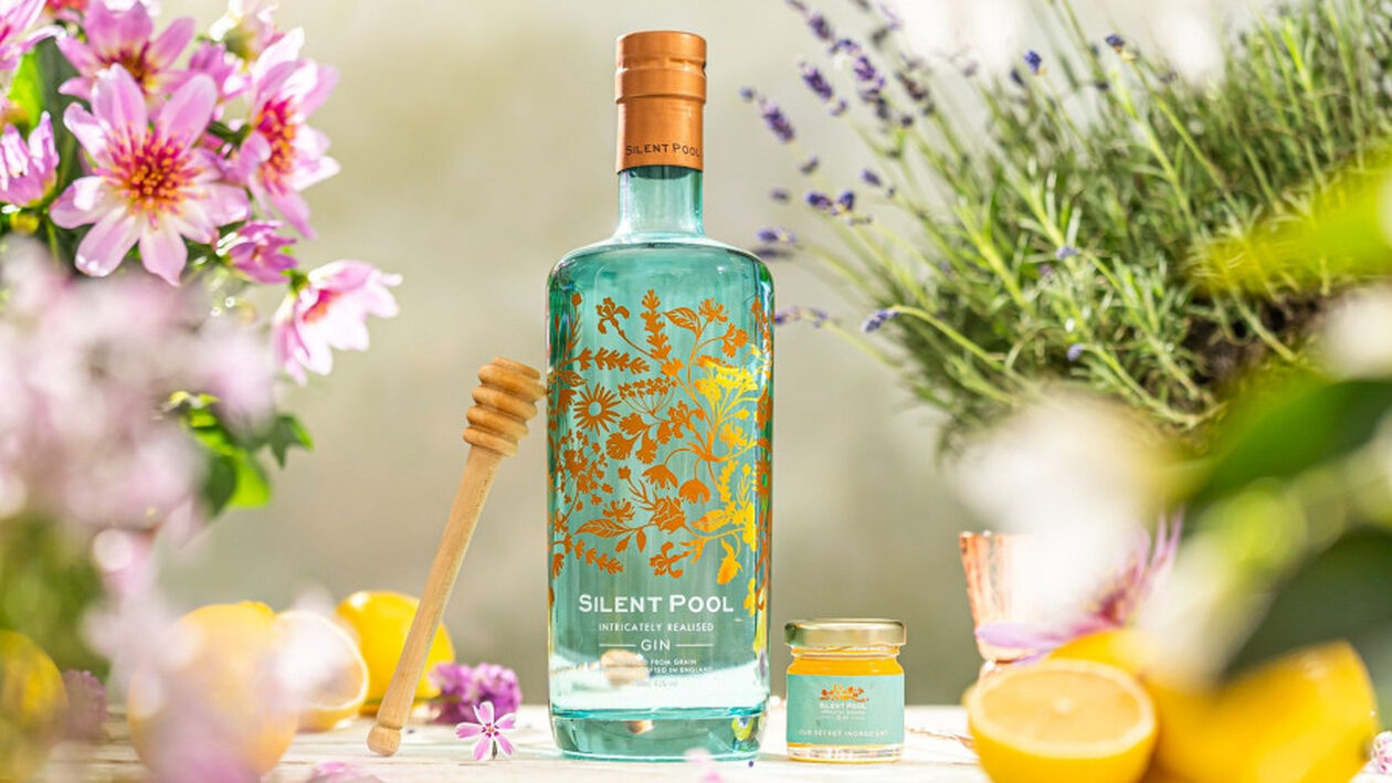 Η κρυστάλλινη μαγεία της λίμνης Silent Pool σε ένα gin
