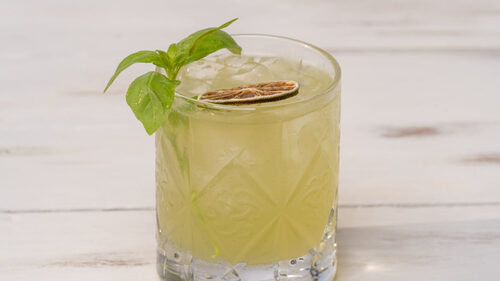 Gin Basil Smash:  Το απόλυτο δροσιστικό κοκτέιλ με βασιλικό