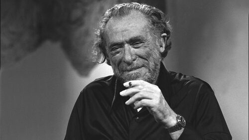 Το «Ταχυδρόμειο» του Τσαρλς Μπουκόφσκι είναι μια ιστορία ρουτίνας, φακέλων και ελευθερίας