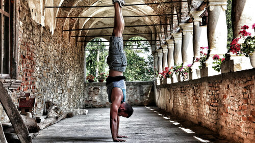 Τρεις στάσεις γιόγκα για να κάνεις από την καρέκλα σου