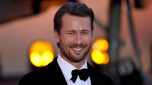 Ο Glen Powell έχει μάθει να σπάει πλάκα με τις δυσκολίες της ζωής