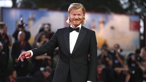 O Jesse Plemons δεν πιστεύει στα… περιστέρια και αυτό είναι ανησυχητικό