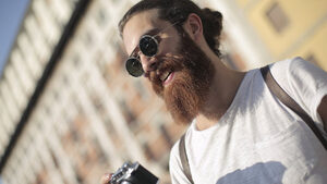 Μήπως τα μακριά μαλλιά και η γενειάδα φαίνονται αντιεπαγγελματικά;