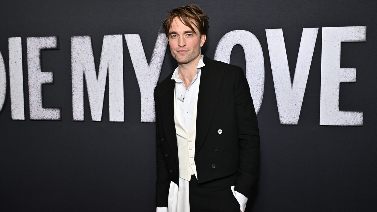 Ο Robert Pattinson εμφανίστηκε σαν το αγοράκι που μισεί τα καλά ρούχα