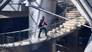 Ποιος είναι ο «Lupin» που βρίσκεται πίσω από τη «Ληστεία του Αιώνα» στο Λούβρο;